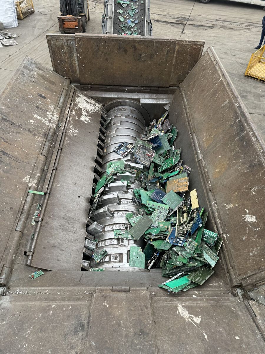 Industrial shredder for mechanical destruction of electronic equipment